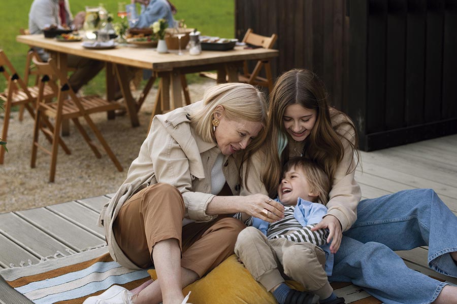 Juegos con los niños en el porche de la casa