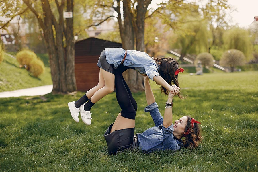 Jugando en el cesped con su hija