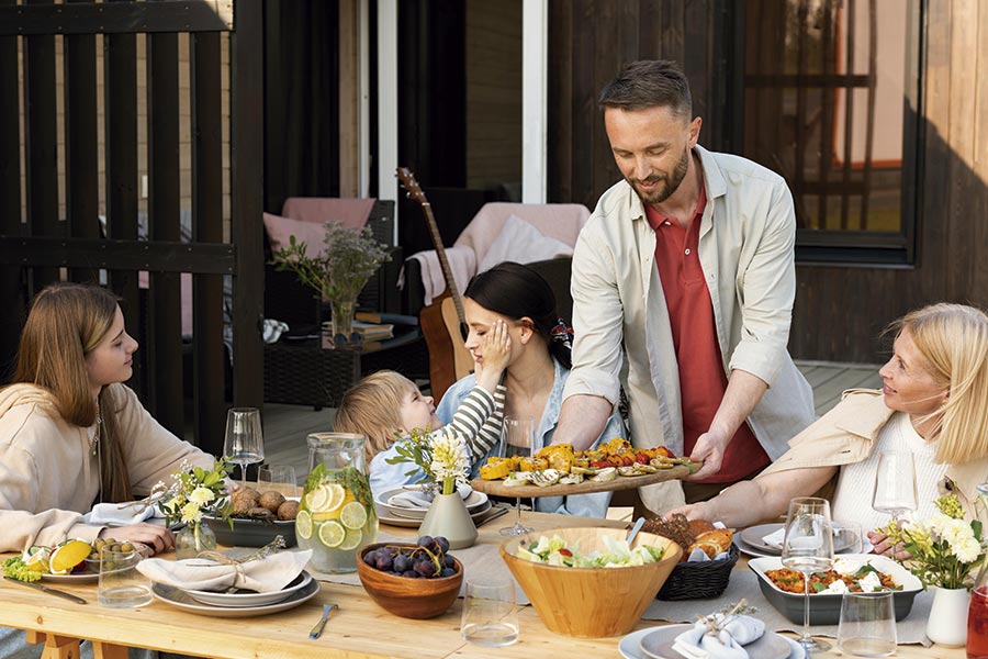 Comida en el jardín en familia