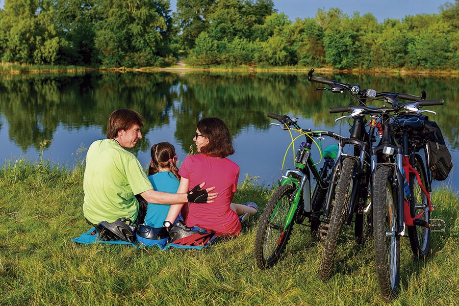 Pareja con hija ruta bici Navacerrada
